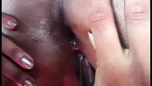 Dwie opalonego latynoskiego floozies biorą udział w biseksualnej czwórce na ganku