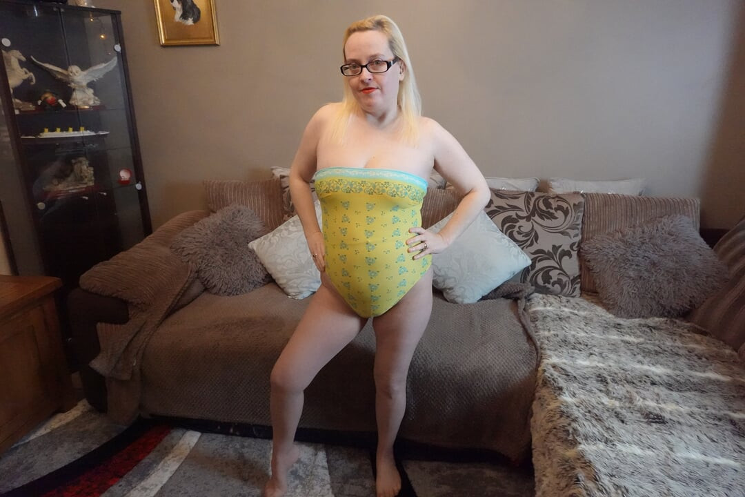 Evli kadın mayo ve külotlu çorapla striptiz yapıyor