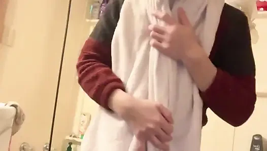 Minik Doğa Memeli Hana Banyoda Duşunu Bitiriyor