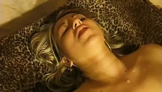 En iyi arkadaşım Sandra'nın sarı saçlı olduğunu filme alıyorum. O bir fahişe.