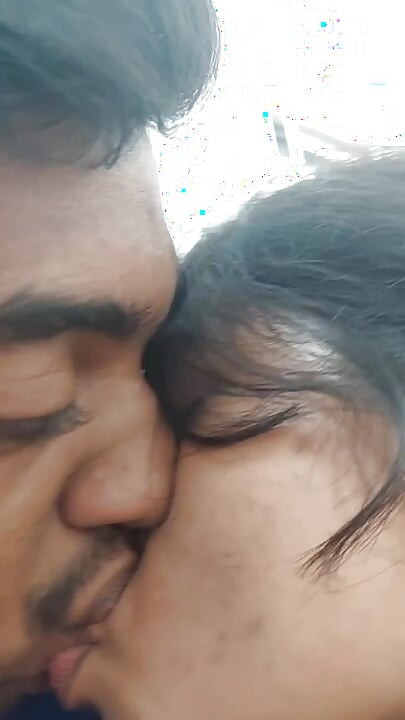 Seksi karım umumi tuvalette sakso çekiyor