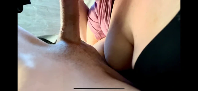 Evli kadın arabada yarağa tapıyor