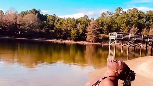 ZENCI GENÇ ERKEK AVCıSı MAYOYLA PLAJDA TWERK YAPıYOR