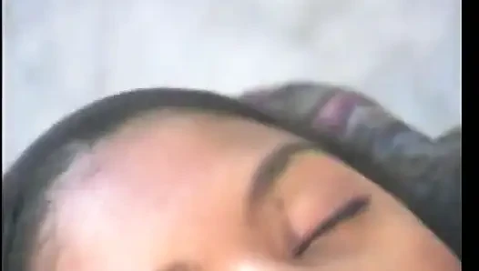Uzun saçlı gilr siyah delikanlının direği için bacaklarını geniş açıyor