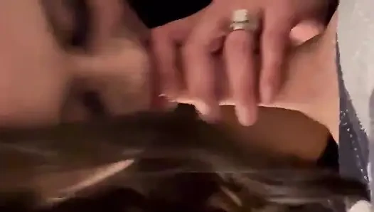 Kocası eve gelmeden önce döl yutuyor