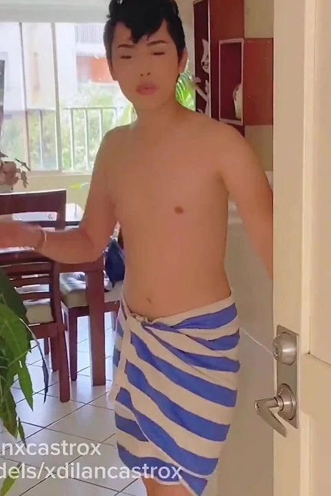 Genç twink beni havluda bekliyor, onu prezervatifsiz sikiyorum ve sevimli götüne boşalıyor, anal dölleme
