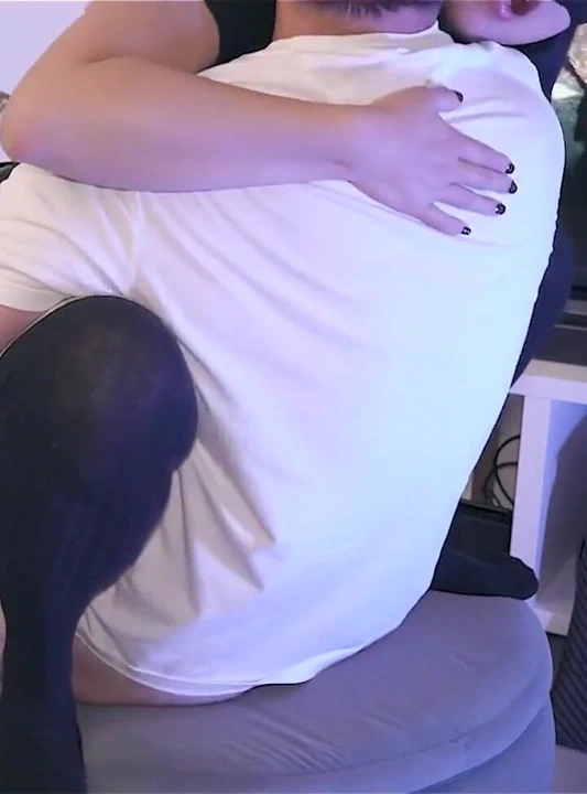 Azgın Asyalı hatun yarak istiyor ve siyah mit wukong oynamamı bölüyor