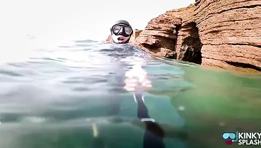 Parlak iki parçalı elbiseme dalıyorum