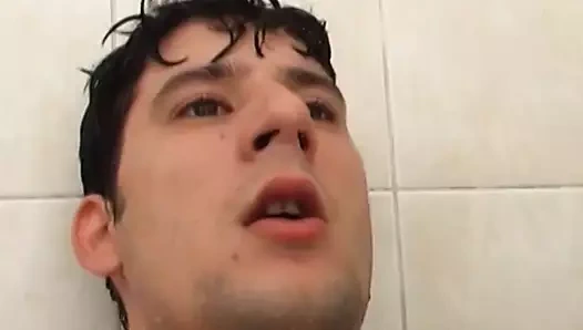 Avrupa sporcu Mastürbasyon altında the duş