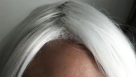 18 yaşındaki sürtük şişman bir yarağı takmayı seviyor