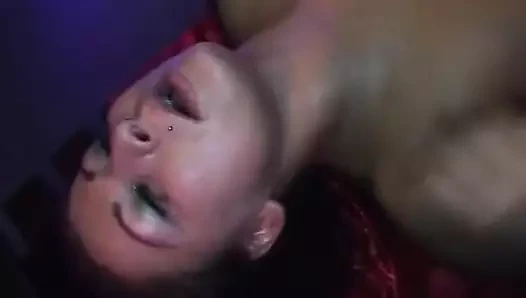 Bağlı esmer Alman fahişe ateşli bdsm sahnesinde sikiliyor