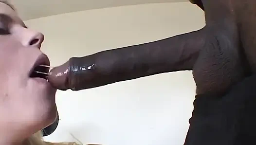 Sarışın genç kız büyük bir siyah yarağa öğürterek boşalıyor