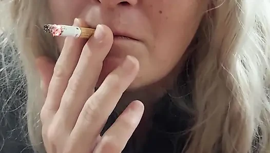 Yaramaz kız puro içiyor ve babasının yarağını emiyor, tüm dölleri yutuyor