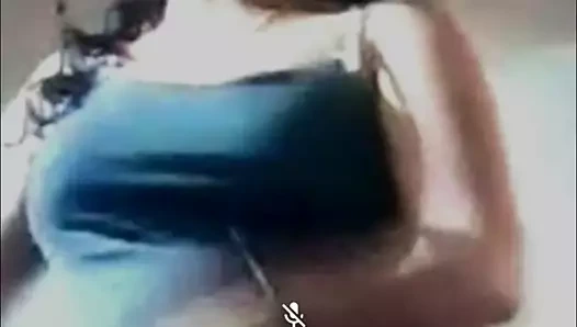 Muhteşem sıcak yengenin memeleri preslenmiş