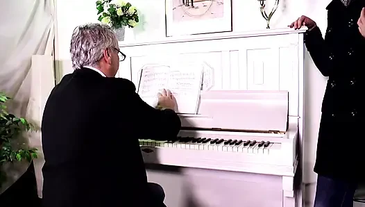 Son sürpriz ile azgın piyano dersi!