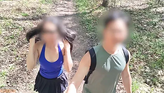 Açık havada yürüyüş sırasında Asyalı sıkı amcığın neredeyse döllenmesi