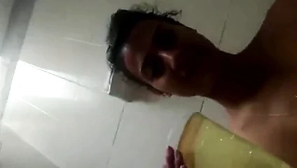 Bardağa işeyen kız