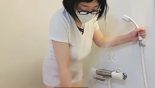 Frustrated Housewife Masturbates in the Bath