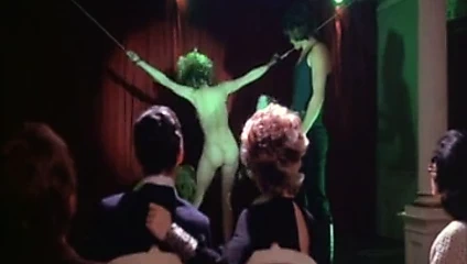 Gösteri devam ediyor.