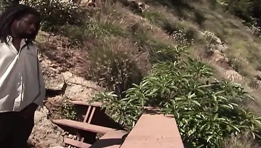 Büyük memeli esmer büyük zenci yarağı için can atıyor