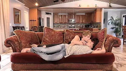 Twinks heyecanlanıp çıldırıyor - bölüm #3 - %100 prezervatifsiz