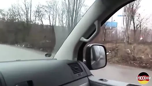 Arabada sert seksten önce amını yalatıyor.