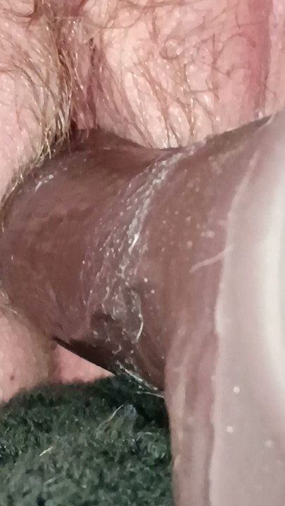 Siyah, titreşimli bir dildo ile amımı esnetip daha derinlere ulaşmayı çalışıyorum, böylece ilk BBC’mi alabilecek hale geleceğim.
