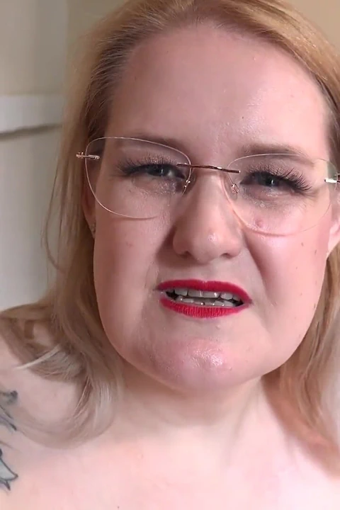 Auntjudys - büyük memeli iri güzel kadın seks terapistin Becky yarağını emiyor