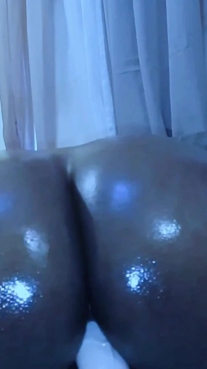 Göt deliğimi parmaklarken 12 inçlik dildoya biniyorum