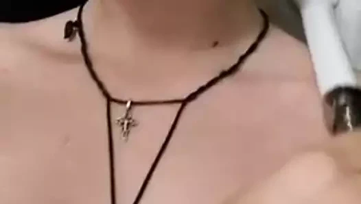 İngiliz kız kendini duşta parmaklıyor!