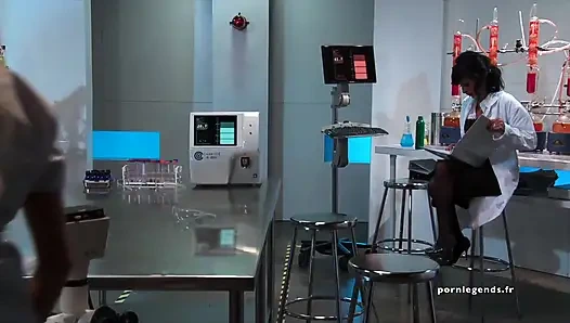 Isis Love, Breanne Benson ve Persia Pele üç uzun kilitli mahkumla sikişiyor