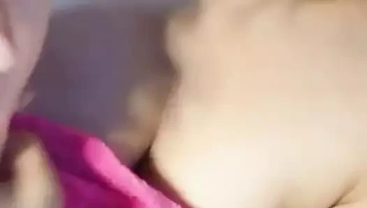 Sıcak kız oynama ile ona yapay penis