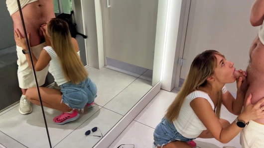 Sürtük bir dükkanın soyunma odasında güçlü bir sperm parçasına sahip.