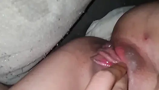 Kocamın fışkırtarak orgazm olmak için bu amcıkla yoğun bir şekilde oynamasını izleyin