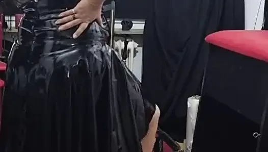 Xxl orta yaşlı seksi kadın domina köle domuzu köle domuz ile eğitiyor