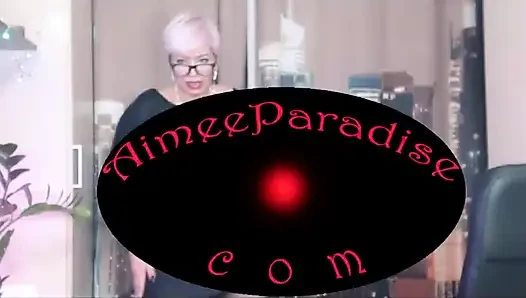 Ateşli Rus orta yaşlı seksi kadın aimeeparadise bacaklarını geniş açıyor ve her iki delikten dildoyla kendini sert sikiyor!