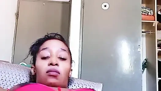 Beni pencereden izliyor