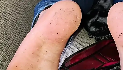 Kötü kokan ve kirli ayaklarım önünde görmezden gelinmek zorunda kalın