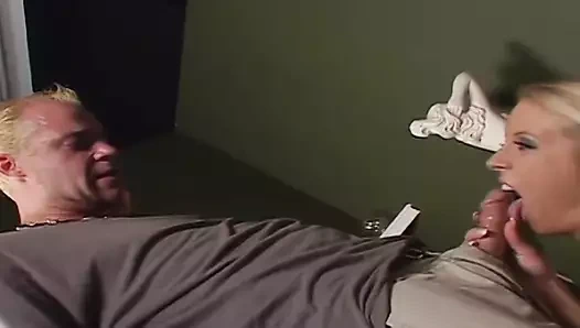 Amımı çok iyi yalıyor ve sonra ben de sert sikiliyorum