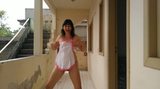 Ön verandada çılçıplak işiyor