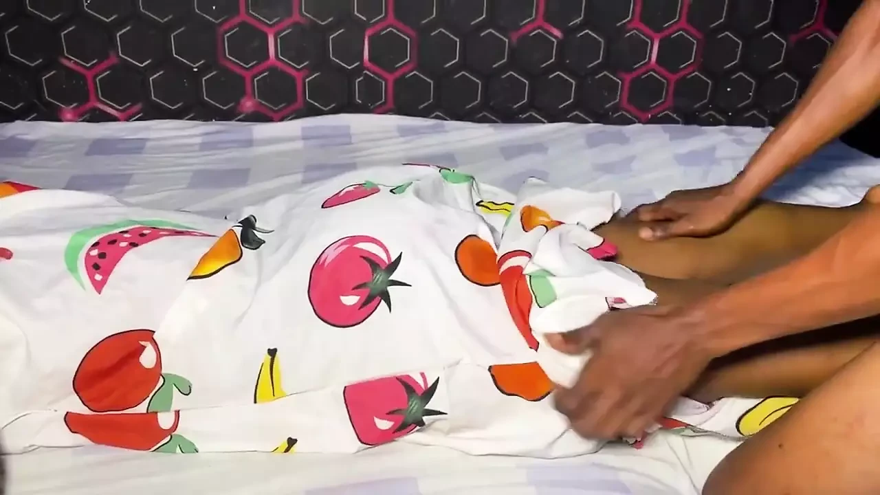 Muhteşem tamamen doğal zenci güzel evli kadın kocasının arkadaşı tarafından sikiliyor