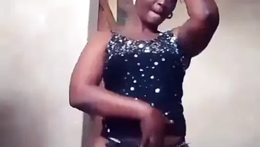 Şişman şeker anne azgın mastürbasyon yapıyor