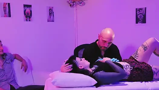 Tattootrio, çift cuckold dövme sanatçısı tarafından siktirilmek istiyor