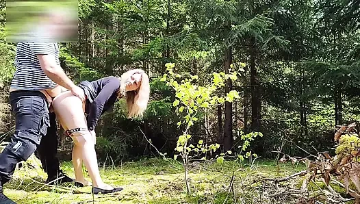 Sokak kaltak yol kenarında halka açık ormanda sikiliyor ve işiyor