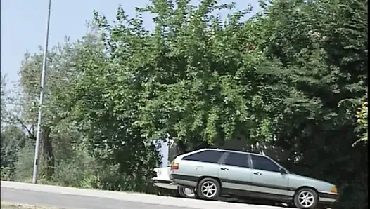 Kızıl saçlı kız üçlü grup seks nostaljik yarak emiyor