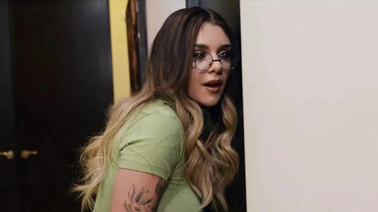 Busty gabbie carter ve lasirena69 quinton james'in büyük sikini paylaşıyor