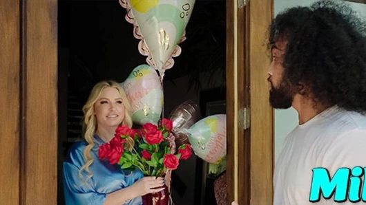 Tombul Jenna Starr anneler gününde James ihtiyaçlarını karşılamaya hazır zili çalana kadar tek başına - reality kings