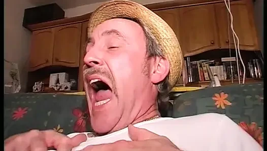 Seksi Alman sarışın yaşlı bir adamın yarağına biniyor