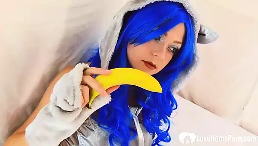Cosplayer kıllı amcığını muzla sikiyor