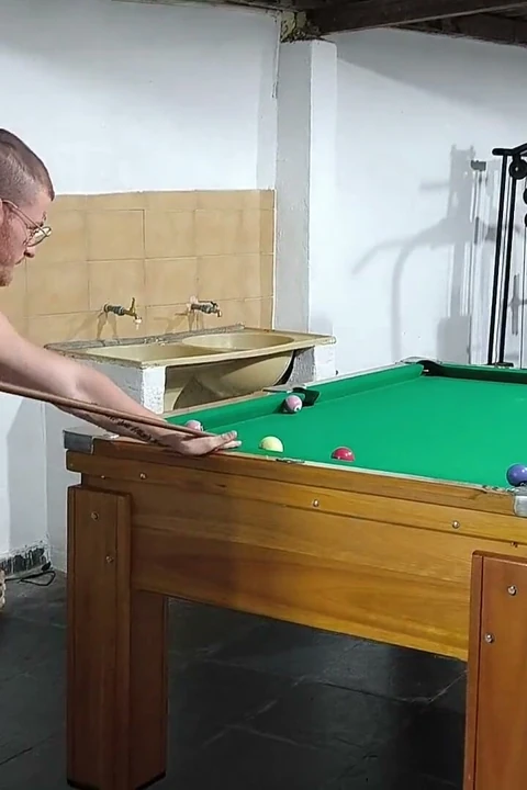 Carmonas ailesi, o sıcak sıçmayla çıplak bilardo oynuyor